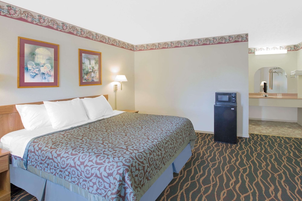 Suite, 1 King Bed, Non Smoking, Jetted Tub photo 1