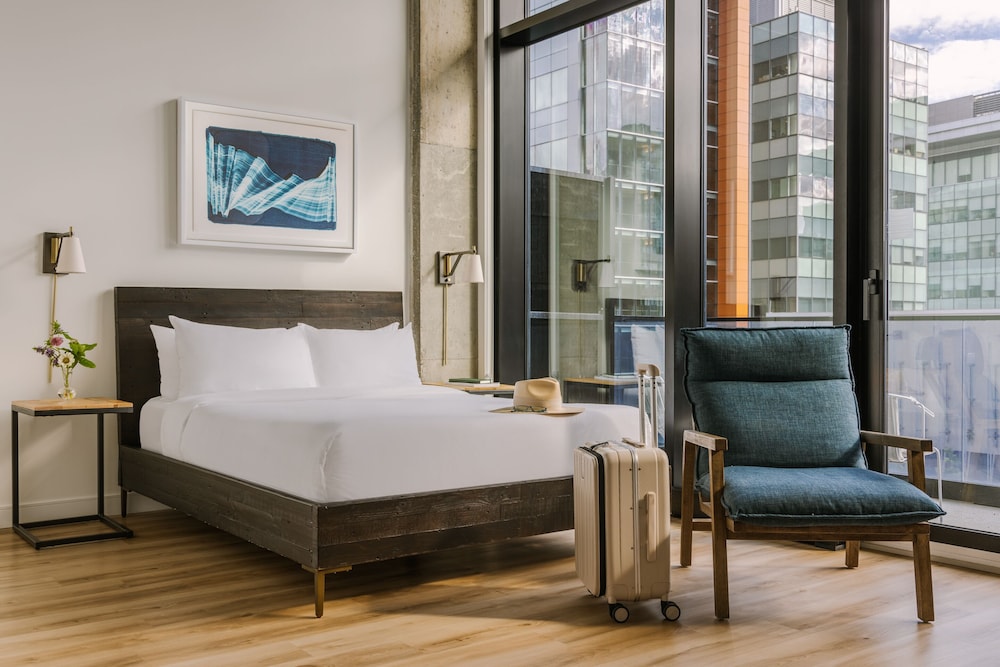 Deluxe Studio, 1 Queen Bed, Balcony