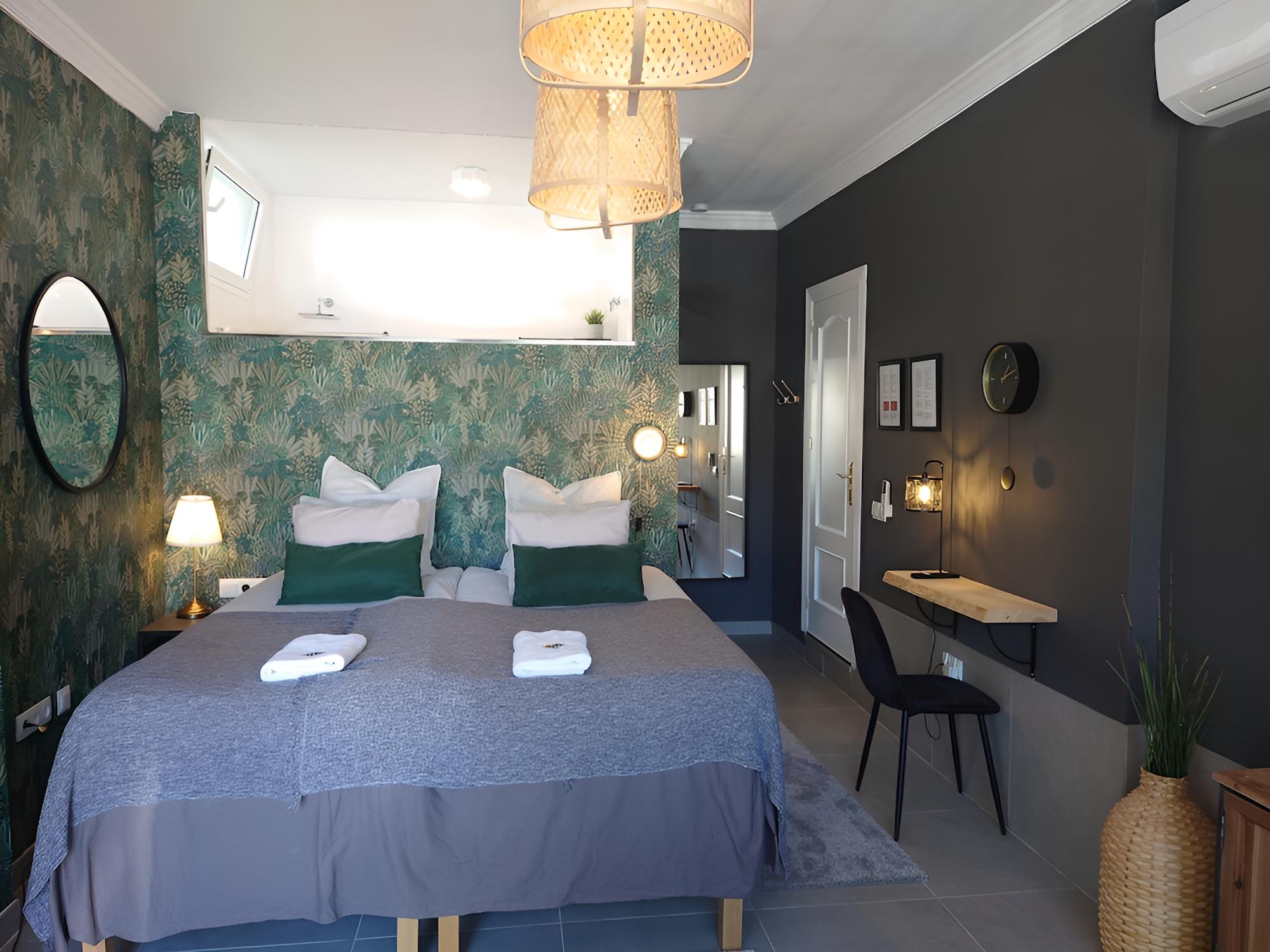 Deluxe Double Room (2)