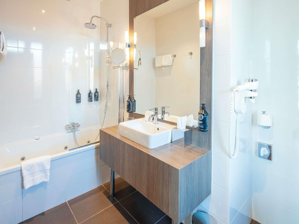 Deluxe Room, 1 Double Bed, Balcony (Lake side)