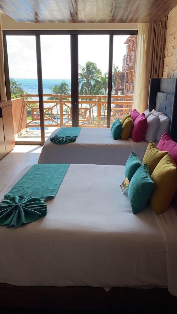 Luxury Junior Suite Extra Large King Bed Ocean View With Balcony