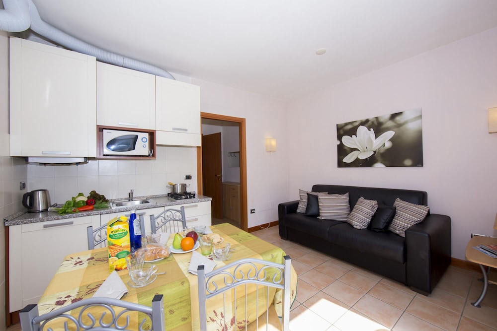 Family Apartment, 1 Bedroom, Lakeside (Porto Letizia Ortensia 4)