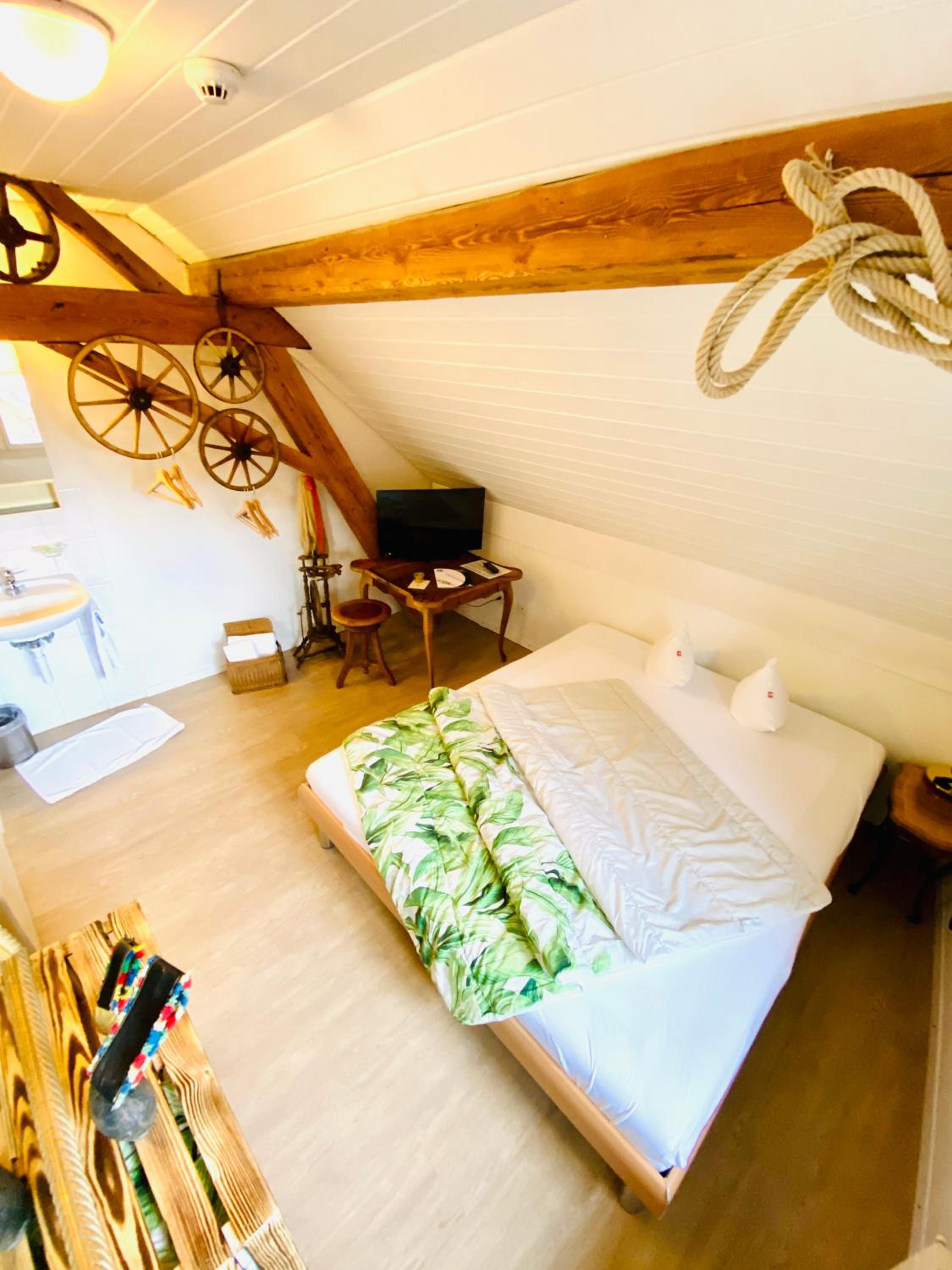 Budget Double Room photo 3