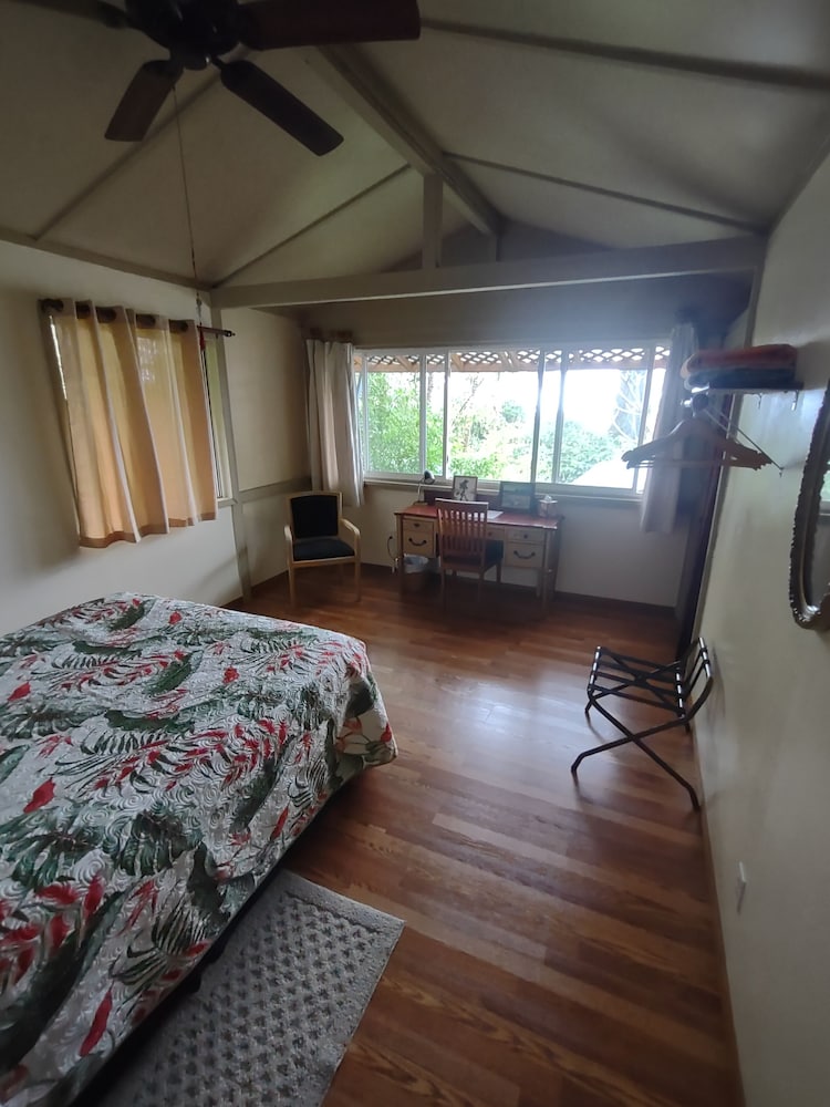 Dragons Nest Bungalow, 1 Queen Bed, Private Bathroom photo 3
