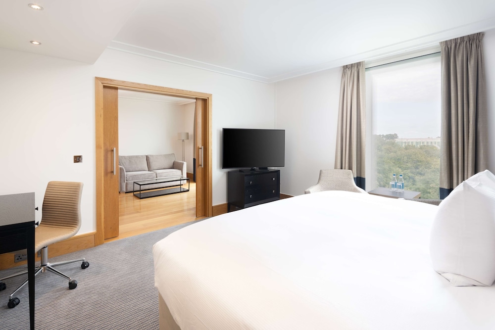 Suite, 1 King Bed - Photo 7