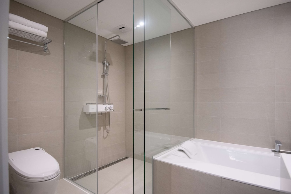 Standard Room, 1 King Bed, Non Smoking, Kitchenette - Photo 3
