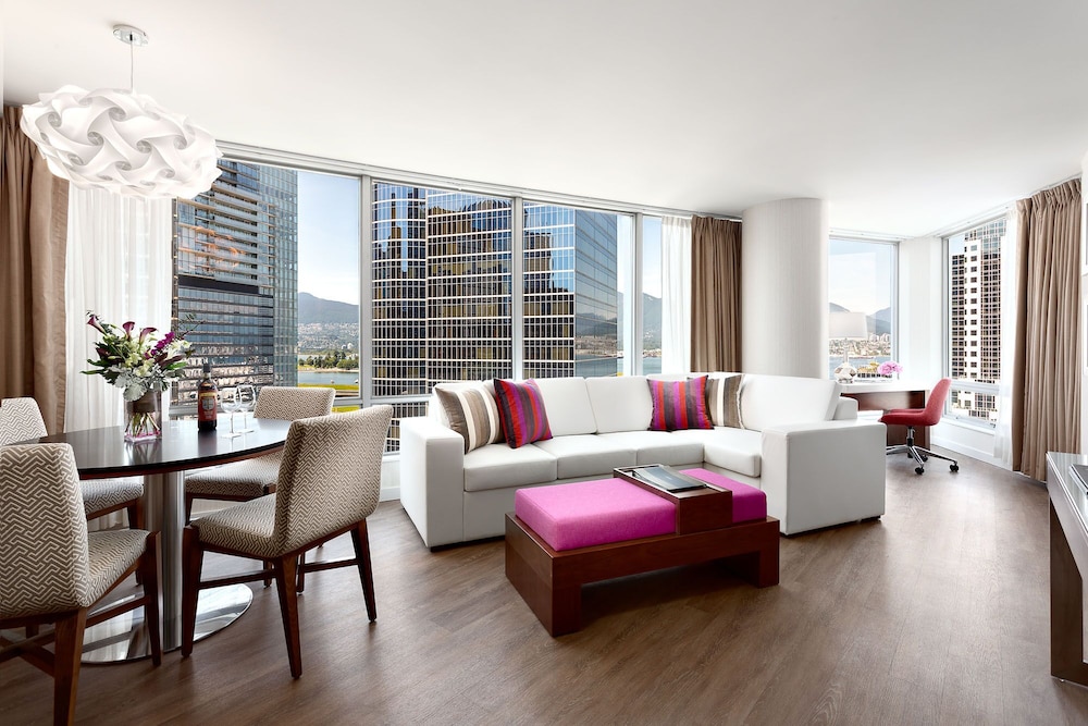 Deluxe Suite, 1 King Bed with Sofa bed, Harbor View - Photo 1