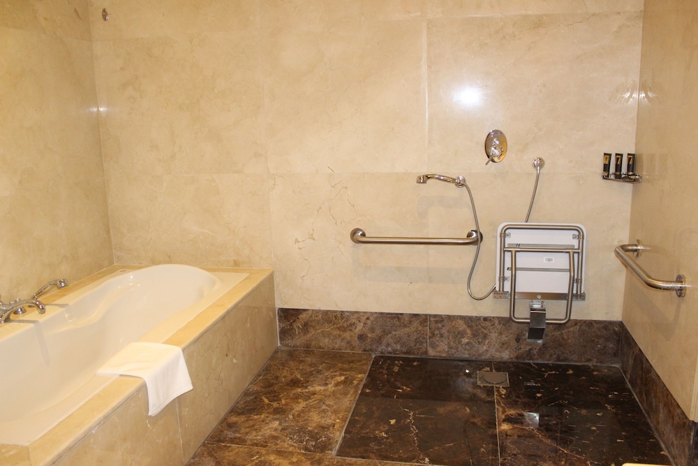 Room, 2 Twin Beds (Mobility/Hearing, Tub w/ Grab Bars) - Photo 6