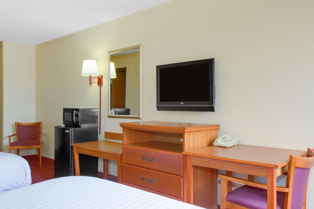 Standard Room, 2 Queen Beds, Refrigerator photo 3