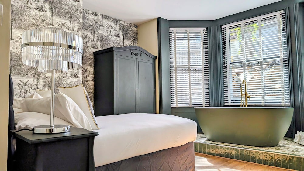 Premium Double Room, 1 Double Bed, Bathtub photo 1