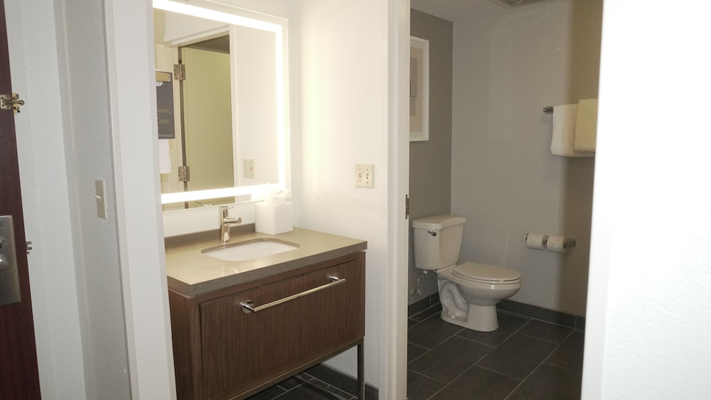 Room, 2 Queen Beds - Photo 8