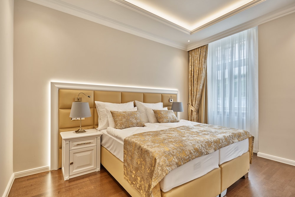 Luxury Suite, 1 King Bed with Sofa bed, City View photo 2