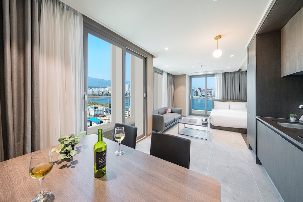 Oceanlake View Coner Suite photo 3