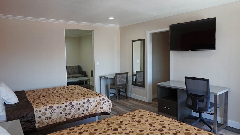 Standard Room, 2 Queen Beds, Non Smoking - Photo 6
