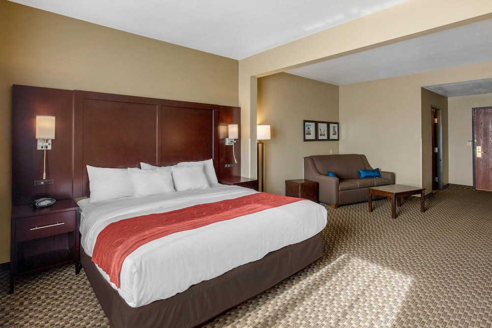 Suite, 1 King Bed with Sofa bed, Non Smoking, Jetted Tub - Photo 4