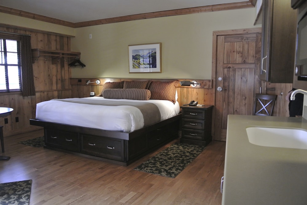 Premium Studio Suite, 1 King Bed photo 3