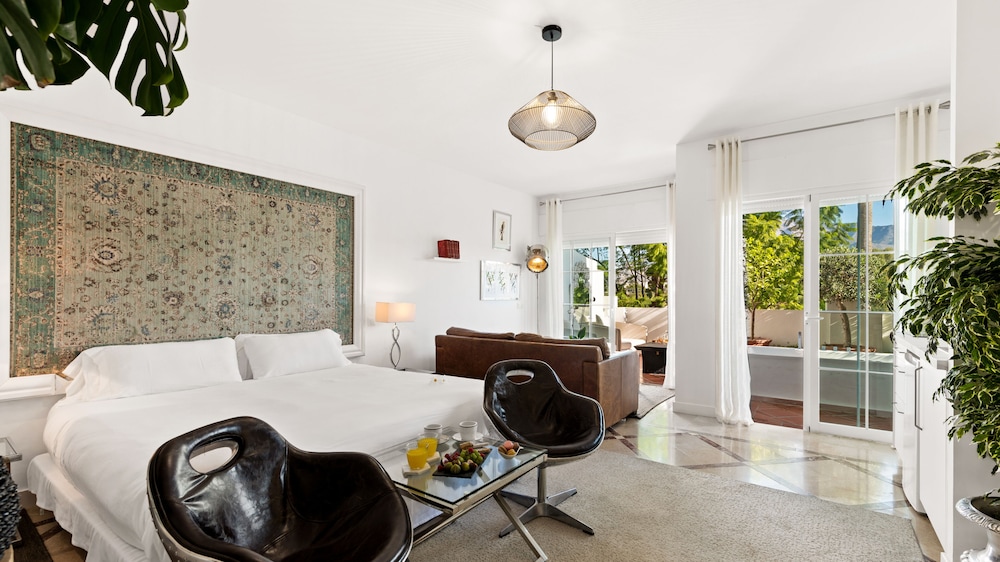 Junior Suite, 1 Bedroom, Hot Tub, Pool View, photo 6
