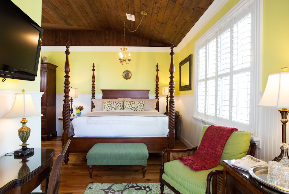 Superior Room, 1 King Bed, Balcony, Ocean View photo 2