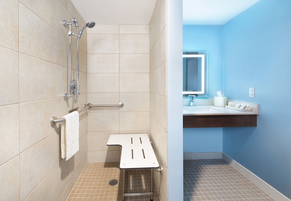 Suite, 1 King Bed, Accessible (Transfer Shower)