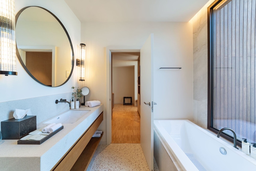 Room, 1 King Bed (Double Balconies) - Photo 2