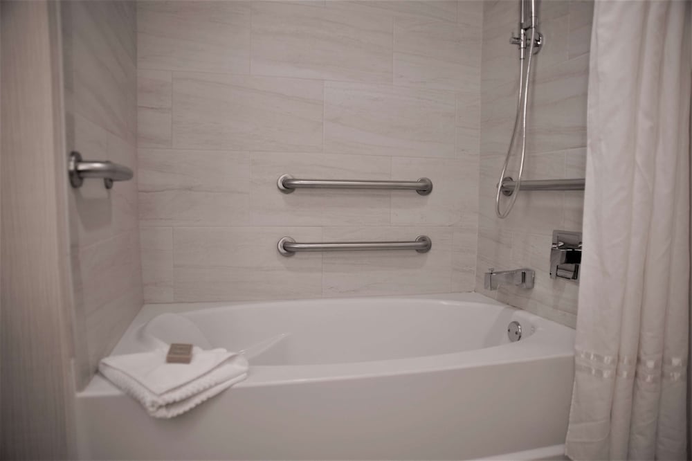Room, 2 Queen Beds, Accessible, Bathtub (Mobility & Hearing) - Photo 3