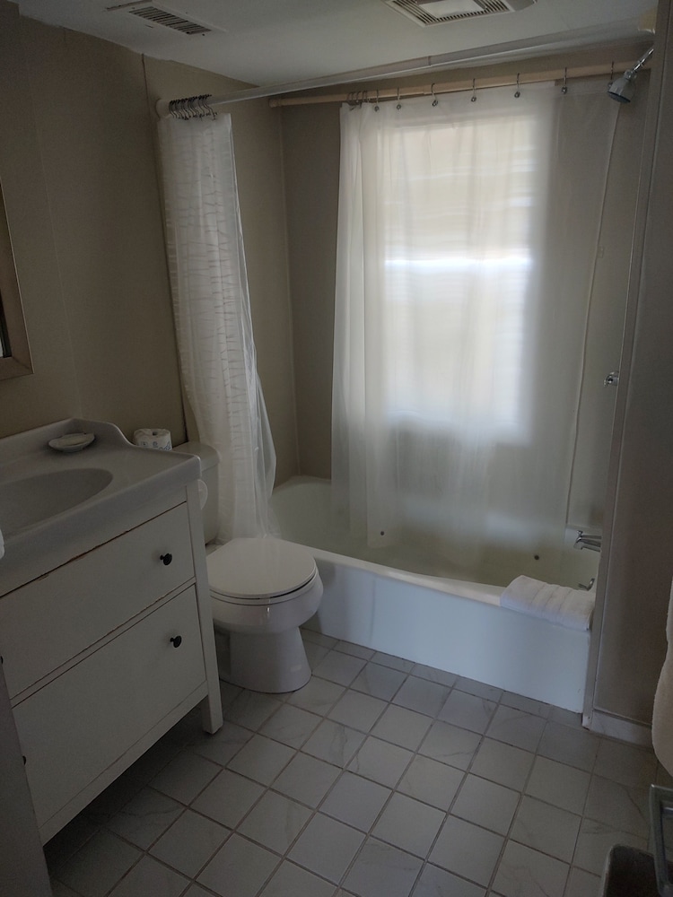 Standard Room, 1 King Bed photo 3