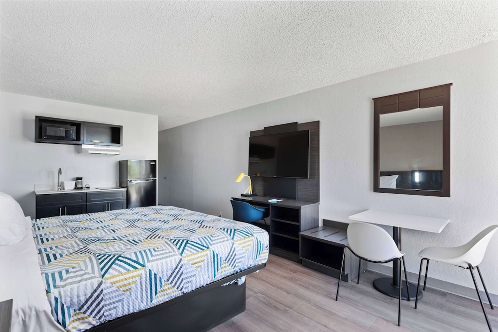 Standard Room, 1 King Bed, Non Smoking, Kitchenette - Photo 1