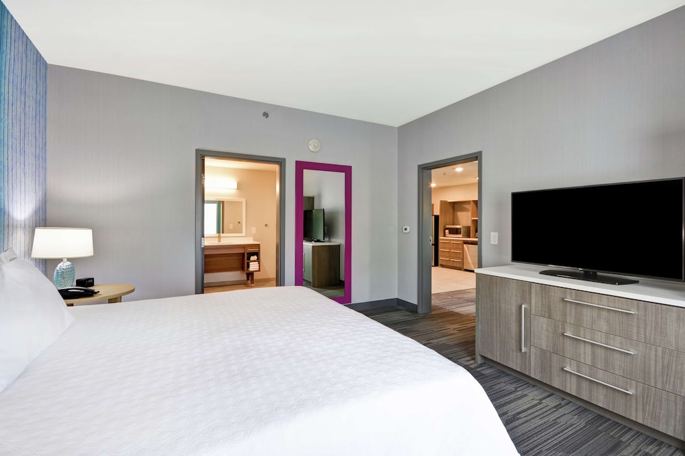 Suite, 1 King Bed, Accessible, Bathtub photo 1