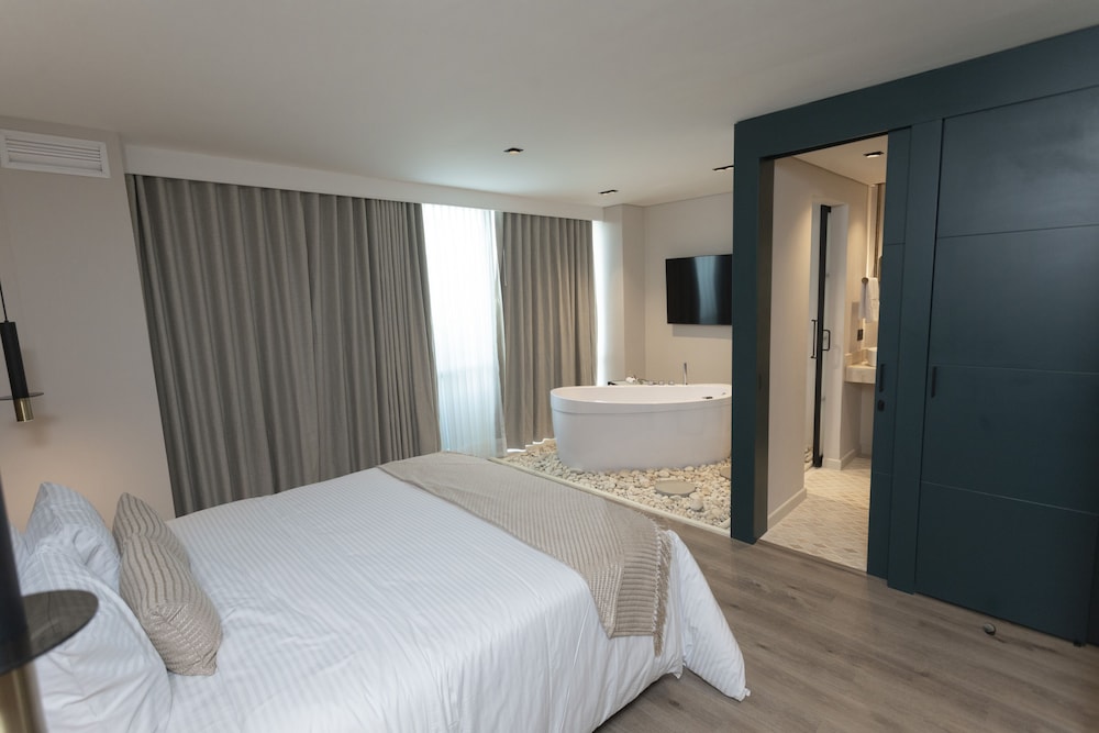 Superior Double Room, Bathtub photo 1