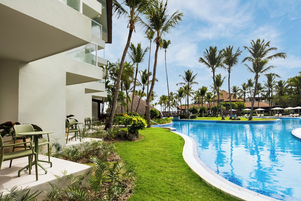 Standard Room, 1 King Bed (tropical View | Pool Walk Out)