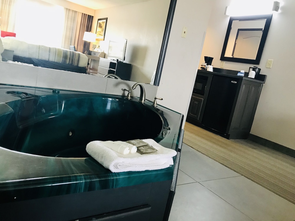Suite, 1 King Bed, Non Smoking, Jetted Tub - Photo 10