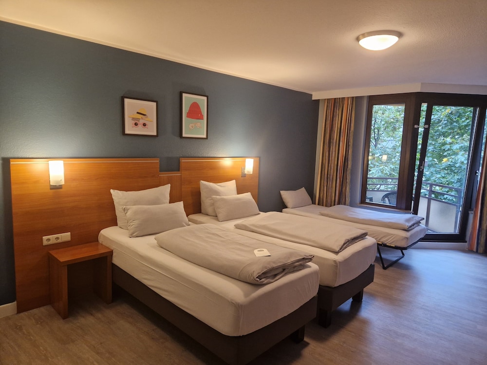 Standard Room, 1 Queen Bed, Garden View - Photo 1