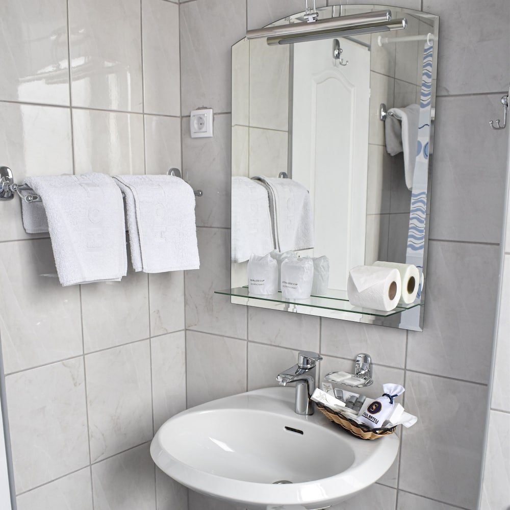 Superior Double or Twin Room - Photo 12