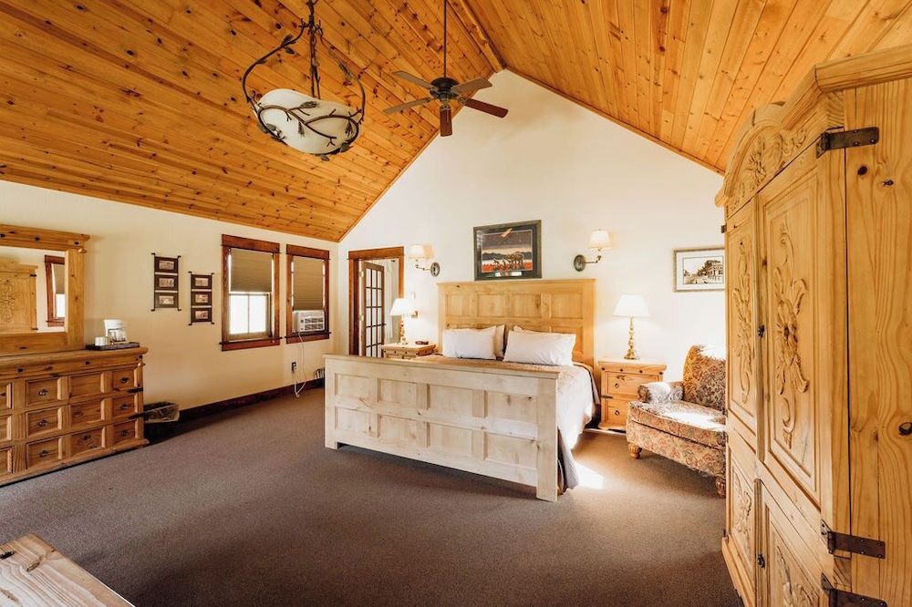 Cabin, 1 King Bed (North40, Spa Tub, Full Bath) photo 2