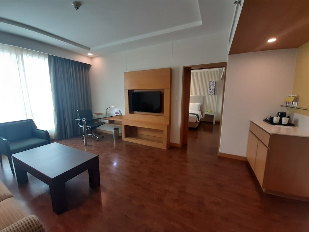 Suite, 1 King Bed, Smoking photo 2