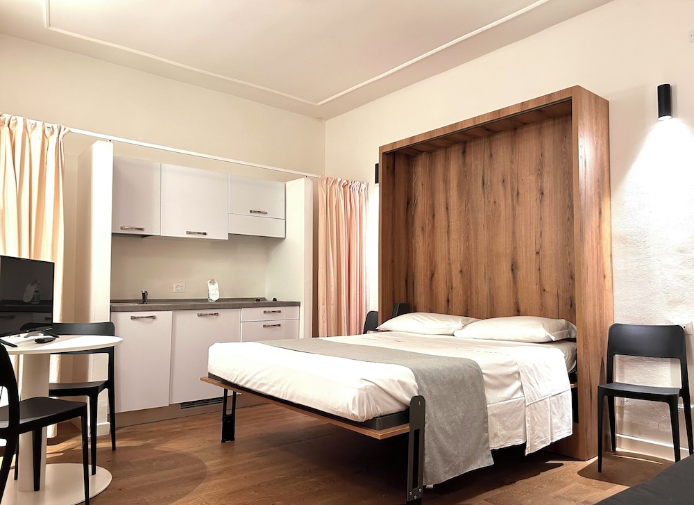 Studio, 1 Bedroom, Kitchenette, Annex Building photo 1