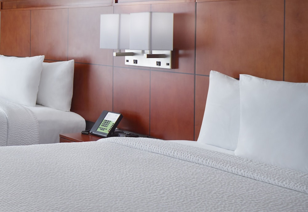 Room, 2 Queen Beds (Mobility/Hearing Access, Roll-In Shwr) - Photo 2