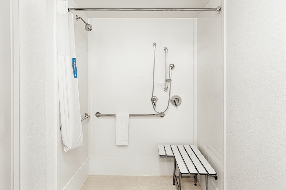 Room, 1 King Bed, Accessible (Mobility & Hearing, Roll-in Shower) - Photo 5