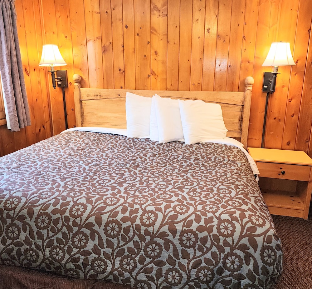 Comfort Room, 1 King Bed, Kitchenette, Mountain View photo 1