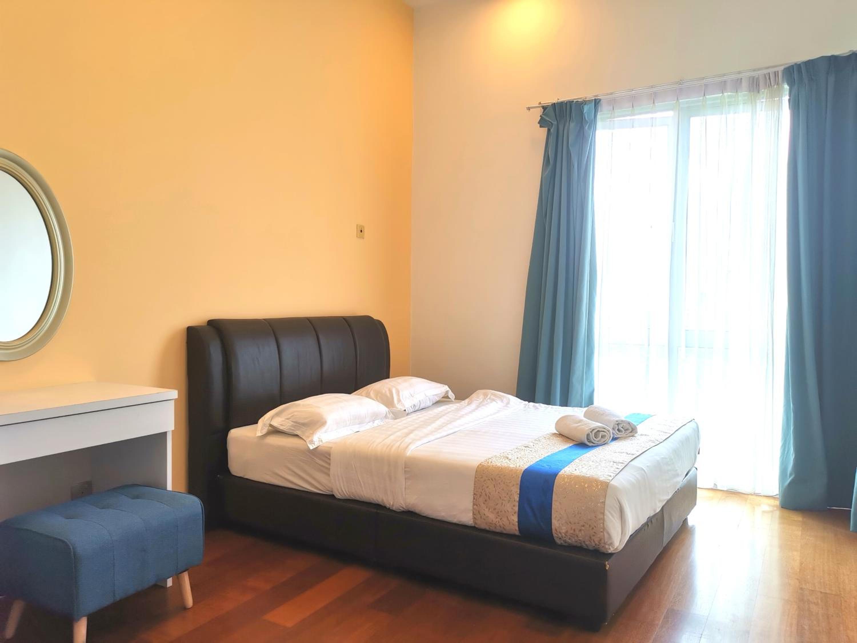 Three-Bedroom Apartment with Balcony photo 2
