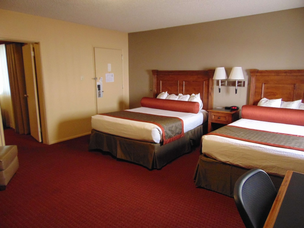 Family Suite, Multiple Beds, Non Smoking, Refrigerator & Microwave photo 3