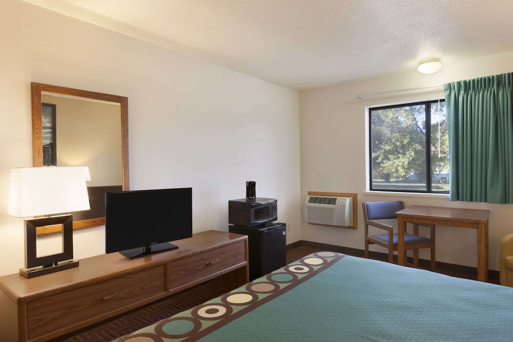 Standard Room, 1 King Bed, Non Smoking, Microwave - Photo 1