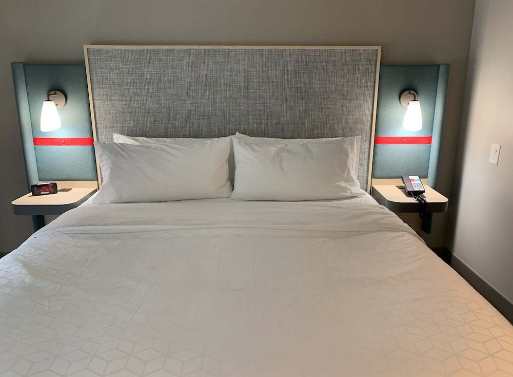Standard Room, 1 King Bed, Accessible Bathtub (Communications) - Photo 5