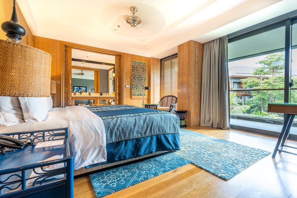 Suite, 1 King Bed, Garden View