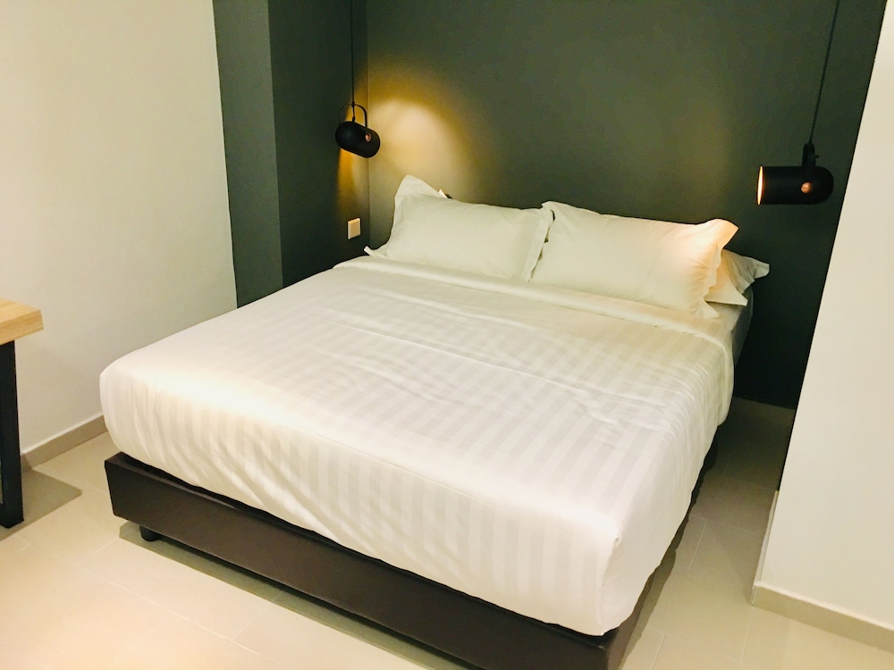 Deluxe Queen Room - Photo 7