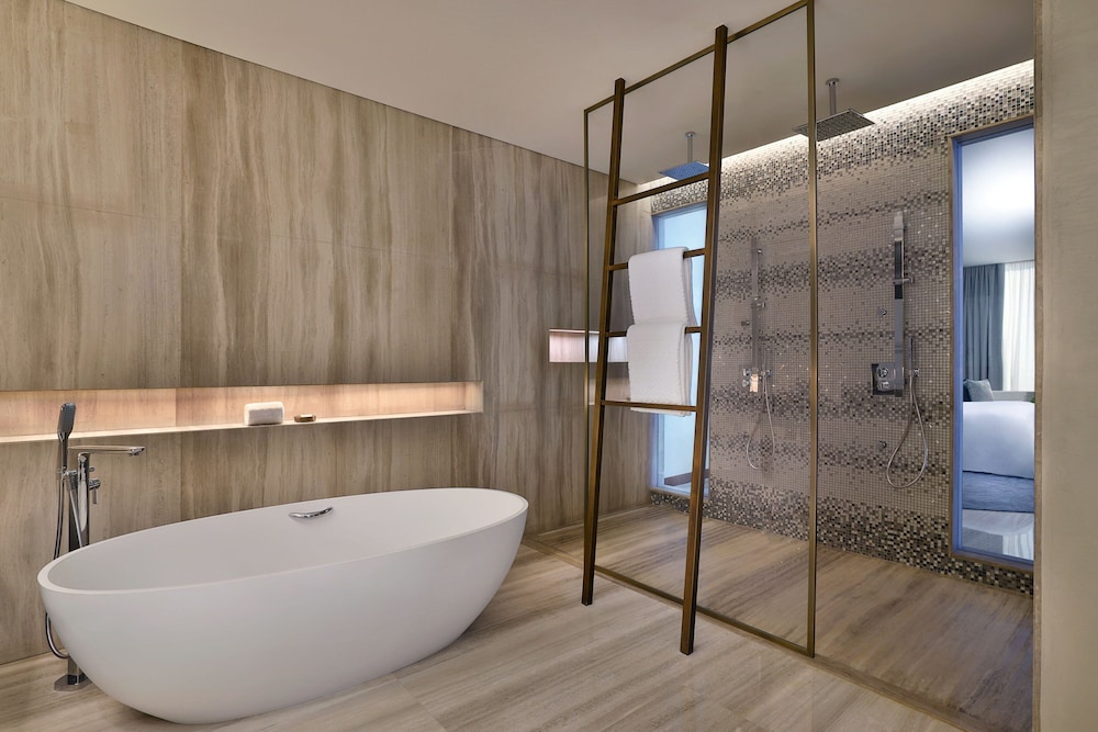 Royal Suite, 2 Bedrooms, Canal View thumbnail 5