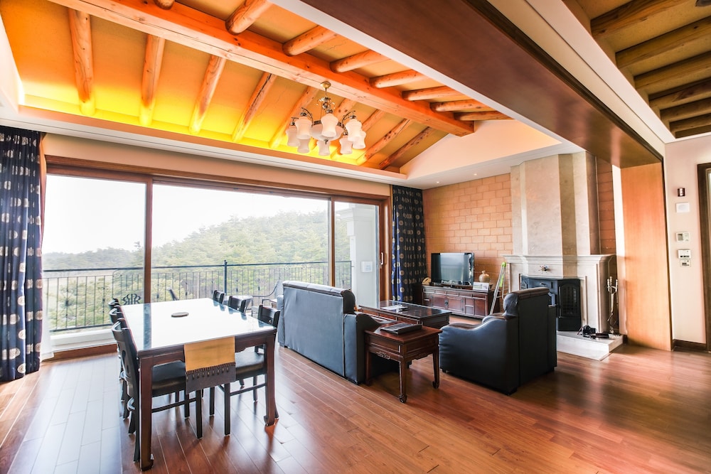 [Mona Breakfast] Royal Suite(Random Bed)+Breakfast (6-9 AM) for 2 @Golf Clubhouse (3-5min. Car Ride)