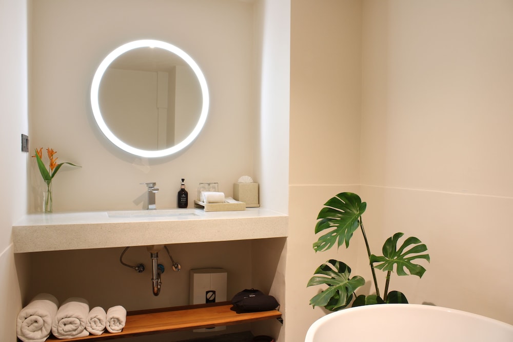 Superior Room (1 Way Airport Transfer) - Photo 10