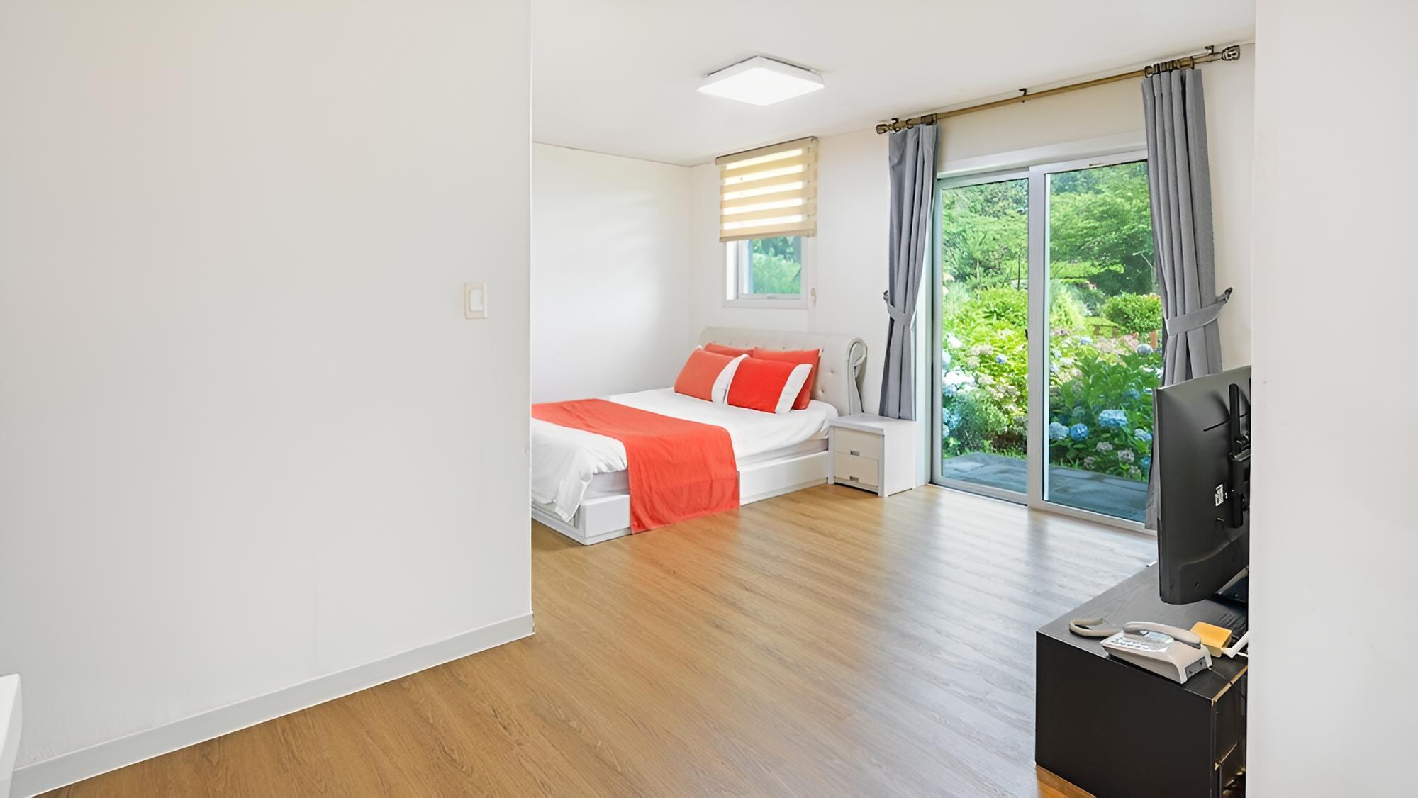 Basic Room, 1 Bedroom (Orange Room6 (side)) photo 1