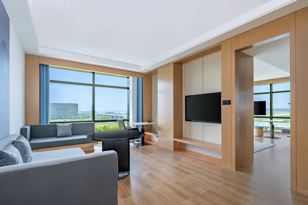 Business Suite, 1 King Bed photo 2